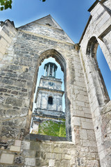 Fototapeta na wymiar Kirchturm durch Kirchenfenster - Mahnmal Kirche - Aegidienkirche Hannover