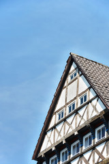 Fototapeta na wymiar Fachwerkhaus Spitzdach Dach Fassade