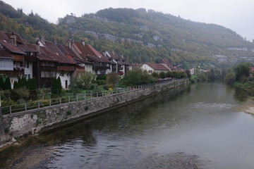 Fototapeta na wymiar Blick auf St. Ursanne und den Fluss Doubs