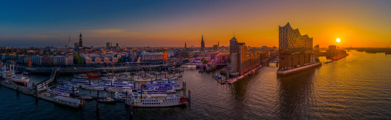 Panorama Elbphilharmonie und Hafencity bei Sonnenaufgang