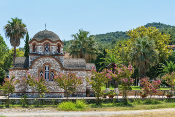 Naklejka premium Olympiada, Greece - August 18, 2018: St. Nicholas church at the beach of the town Olympiada in Chalkidiki in Greece