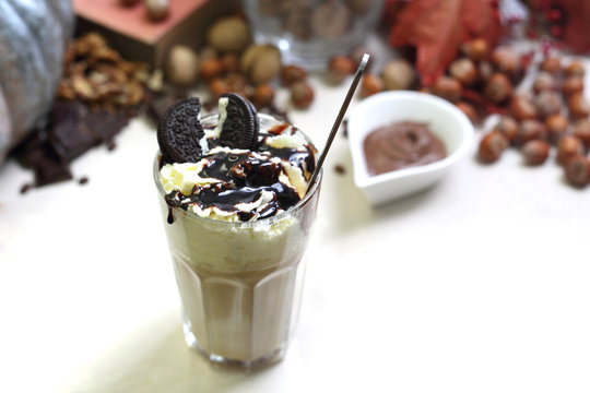 Smakowity deser kawowy, kawa, bita śmietana, czekolada, ciasteczka