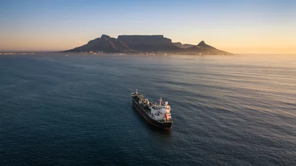 Crédence de cuisine en verre imprimé Montagne de la Table Cape Town table Mountain Container Ship