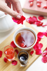 Herbata różana. Aromatyczny napar z płatkami róży.
