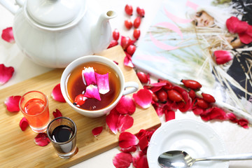 Romantyczna herbata z dzikiej owocami i płatkami dzikiej róży 