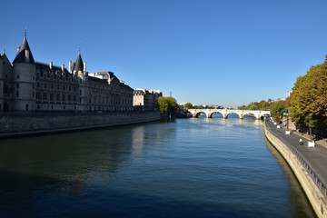 Matin clair sur la Seine à Paris, France