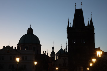 Blick am frühen Morgen von der Karlsbrücke in Prag zum Altstädter Brückenturm