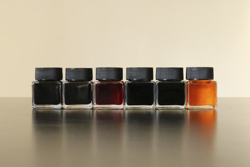 Composizione di contenitori di pittura acquarellata, colori brillanti per dipingere