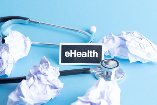 eHealth mit einem Stethoskop und Papier in einer Arztpraxis