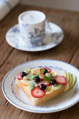 苺とキウィのフルーツオープンパン