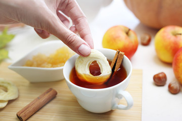 Aromatyczna herbata z suszonym jabłkiem i laską cynamonu