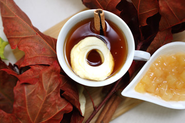 Jesienna herbata z suszonym jabłkiem i laską cynamonu