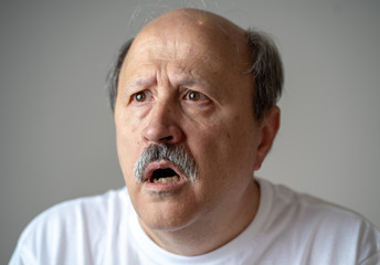 Obraz premium Portrait of disorientated and confused old man suffering from Alzheimer