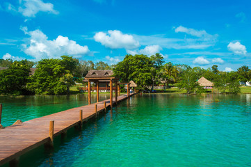 Muelle de madera de balneario en laguna de Bacalar, Quintana Roo