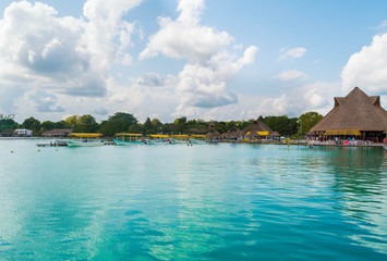 Balneario con restaurante y lanchas en la orilla de la laguna en Bacalar, Quintana Roo