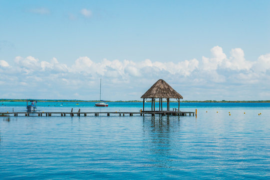 Palapa al final de muelle en laguna de Bacalar, Quintana Roo