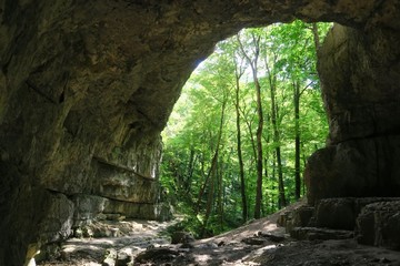 Das Portal der Falkensteiner Höhle bei Grabenstetten auf der Schwäbischen Alb