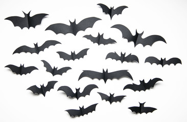 Naklejka premium Halloween paper bat decorations on a white background.