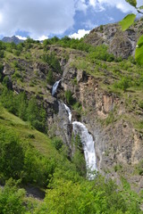 Fototapeta na wymiar Torrent des Hautes-Alpes Parc National des Ecrins, cascade de Dormillouse, Alpes, France