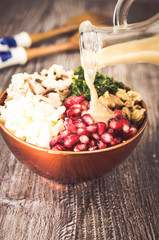 Granatapfel-Salat mit Grünkohl, Wildreis und Nüssen