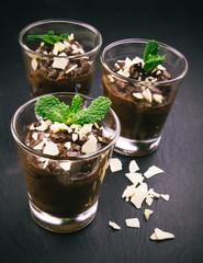 Vegane Mousse au chocolat mit Avocado und Bananen