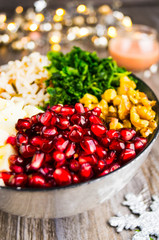 Granatapfel-Salat mit Grünkohl, Wildreis und Nüssen