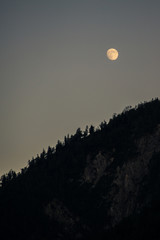 Vollmond über den Bergen