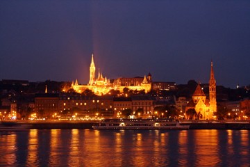 Bastión de los pescadores y río Danubio iluminados.