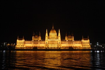 Parlamento de Budapest iluminado.
