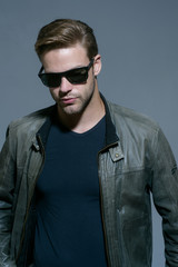 Obraz premium Looking trendy. Fashion model in trendy sun glasses. Handsome man wear eye glasses. Man of fashion. Fashion eyewear. Suitable for everyday wear