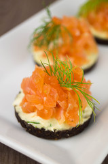 Lachstartar auf Pumpernickel / Schwarzbrot