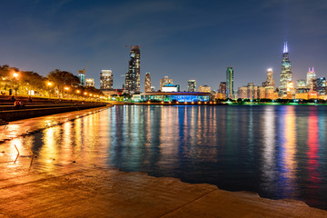 Plakat Chicago Skyline at Night with Lakefront Trail