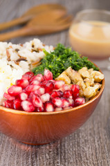 Granatapfel-Salat mit Grünkohl, Wildreis und Nüssen