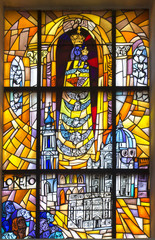 Naklejki  Chełm, Polska, 10 września 2018: Witraż z wizerunkiem Maryi w oknie kościoła Sanktuarium Matki Bożej w Chełmie