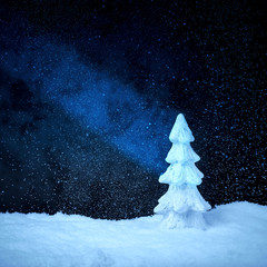 Weihnachtseisbaum vor tiefblauem Hinterdrund mit Schnee