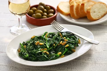 Photo sur Plexiglas Plats de repas épinards sautés aux raisins secs et pignons de pin, plat catalan espagnol