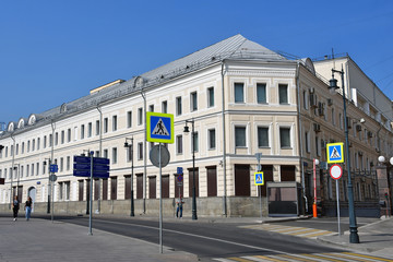 Москва, Варварка, 5/10 строение 1 летом. Бывший торговый...