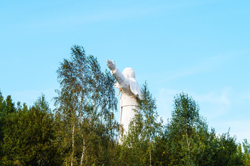 Obraz premium Statue behind Trees