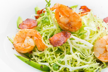 Green salad with shrimps