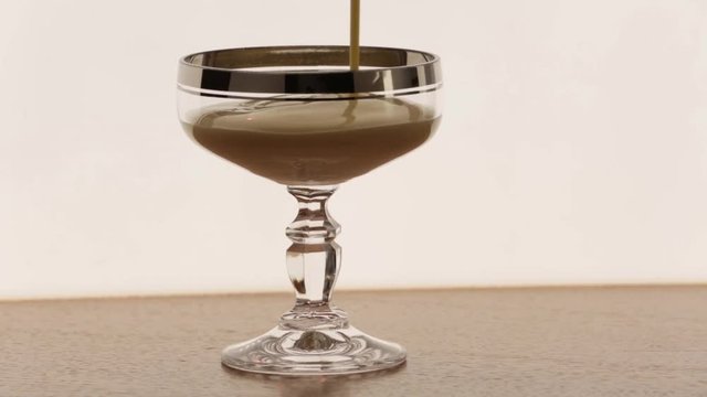 lik&ouml;r in glas eingie&szlig;en