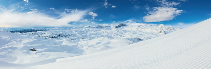 Fototapeta na wymiar Beautiful panoramic winter landscape with piste