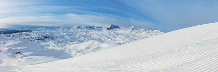 Fototapeta na wymiar Beautiful panoramic winter landscape with piste
