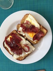 pan con huevo tocino y mantequilla con mermelada de fresa