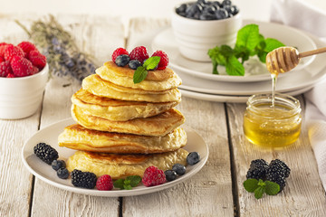 pancakes with berries