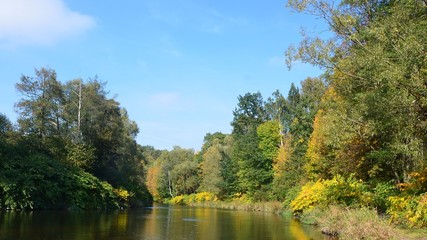 Herbstliche Flusslandschaft im goldenen Oktober