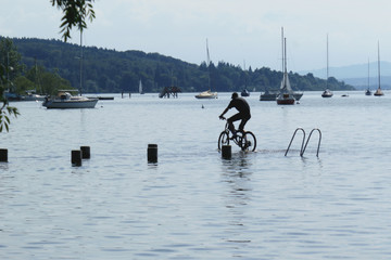 Fahrradfahrer fährt auf dem See