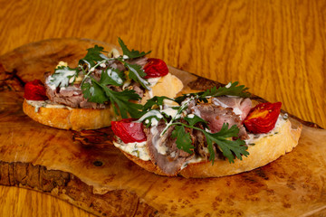 Bruschetta with roastbeef
