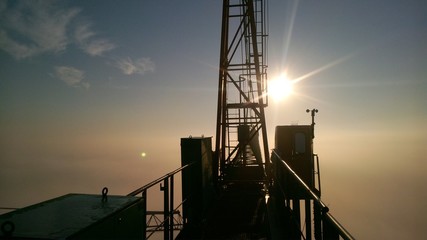 Spokojny samotny wschód we mgle 120m nad ziemią © Sebastian