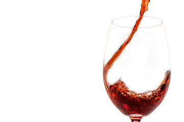 Rotwein wird in ein Weinglas eingegossen
