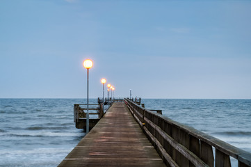 Naklejka premium pier at sunset, empty